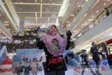 Anak-anak bermain hujan salju di Mal Ciputra Tangerang, Kabupaten Tangerang, Banten, Jumat (4/7/2025). Wahana permainan salju buatan di dalam pusat perbelanjaan tersebut menjadi salah satu destinasi wisata tematik dalam mengisi liburan sekolah dengan rata-rata kunjungan 80 - 100 orang per hari. ANTARA FOTO/Putra M. Akbar/gp