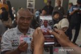 Pegawai Kantor Pos melakukan proses pencairan Bantuan Subsidi Upah (BSU) di Kantor Pos Kota Tasikmalaya, Jawa Barat, Jumat (4/7/2025). Pemerintah memberikan bantuan subsidi upah kepada 18.114 peneriman manfaat bagi pekerja di wilayah Kota dan Kabupaten Tasikmalaya sebesar Rp600 ribu. ANTARA FOTO/Adeng Bustomi/agr