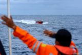Sejumlah personel Tim SAR gabungan melaksanakan pencarian korban tenggelamnya KMP Tunu Pratama Jaya di Perairan Selat Bali, Jembrana, Bali, Jumat (4/7/2025). Hingga saat ini Tim SAR gabungan telah menemukan sebanyak 30 korban selamat dan 6 korban meninggal sedangkan 29 orang masih dalam pencarian. ANTARA Jatim/Budi Candra Setya/mas.