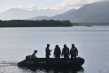 Personel Ditpolairud melakukan operasi SAR terkait tenggelamnya KMP Tunu Pratama Jaya di perairan Selat Bali, Gilimanuk, Jembrana, Bali, Jumat (4/7/2025). Petugas SAR gabungan melanjutkan upaya pencarian korban hari kedua pada peristiwa tenggelamnya KMP Tunu Pratama Jaya di Selat Bali yang berlayar dari Pelabuhan Ketapang menuju Pelabuhan Gilimanuk. ANTARA FOTO/Fikri Yusuf/wsj.