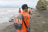 Tim SAR gabungan melakukan penyisiran dalam operasi SAR tenggelamnya KMP Tunu Pratama Jaya di pesisir Pantai Pebuahan Jembrana, Bali, Jumat (4/7/2025). Penyisiran tersebut terus dilakukan di wilayah perairan dan pesisir kawasan yang berjarak sekitar 20 kilometer dari daerah Gilimanuk tersebut untuk mencari para korban tenggelamnya KMP Tunu Pratama Jaya di Selat Bali saat berlayar dari Pelabuhan Ketapang menuju Pelabuhan Gilimanuk. ANTARA FOTO/Fikri Yusuf/wsj.