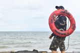 Relawan membawa pelampung yang ditemukan nelayan saat penyisiran dalam operasi SAR tenggelamnya KMP Tunu Pratama Jaya di pesisir Pantai Pebuahan Jembrana, Bali, Jumat (4/7/2025). Penyisiran tersebut terus dilakukan di wilayah perairan dan pesisir kawasan yang berjarak sekitar 20 kilometer dari daerah Gilimanuk tersebut untuk mencari para korban tenggelamnya KMP Tunu Pratama Jaya di Selat Bali saat berlayar dari Pelabuhan Ketapang menuju Pelabuhan Gilimanuk. ANTARA FOTO/Fikri Yusuf/wsj.