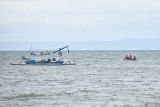 Tim SAR gabungan melakukan penyisiran menggunakan perahu karet dalam operasi SAR tenggelamnya KMP Tunu Pratama Jaya di perairan Pebuahan Jembrana, Bali, Jumat (4/7/2025). Penyisiran tersebut terus dilakukan di wilayah perairan dan pesisir kawasan yang berjarak sekitar 20 kilometer dari daerah Gilimanuk tersebut untuk mencari para korban tenggelamnya KMP Tunu Pratama Jaya di Selat Bali saat berlayar dari Pelabuhan Ketapang menuju Pelabuhan Gilimanuk. ANTARA FOTO/Fikri Yusuf/wsj.