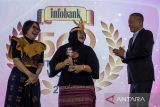 Direktur Keuangan dan Manajemen Risiko Perum LKBN Antara Nina Kurnia Dewi (tengah) berbincang dengan Komisaris Utama Infobank Evita Sumajouw (kiri) dan Direktur Utama Infobank Eko B Supriyanto (kanan) usai menerima penghargaan pada acara Infobank The Most 500 Outstanding Women 2025 di Mason Pine Hotel, Padalarang, Kabupaten Bandung Barat, Jawa Barat, Jumat (4/7/2025). Dalam acara tersebut Nina Kurnia Dewi menerima penghargaan Infobank The Most 500 Outstanding Women 2025 In Financial Sector & State Owned Enterprise. ANTARA FOTO/Abdan Syakura/agr
