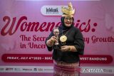 Direktur Keuangan dan Manajemen Risiko Perum LKBN Antara Nina Kurnia Dewi berpose usai menerima penghargaan pada acara Infobank The Most 500 Outstanding Women 2025 di Mason Pine Hotel, Padalarang, Kabupaten Bandung Barat, Jawa Barat, Jumat (4/7/2025). Dalam acara tersebut Nina Kurnia Dewi menerima penghargaan Infobank The Most 500 Outstanding Women 2025 In Financial Sector & State Owned Enterprise. ANTARA FOTO/Abdan Syakura/agr
