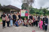 Mahasiswa KKN UIN pasang plang rafflesia Tuan-mudae di Agam