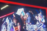 Slank mengajak penonton perempuan naik panggung konser Jakarta Fair