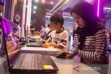 Anak-anak bermain gim di acara Indonesian Women In Game Beauty Play Connect di Kantor Agate Game, Bandung, Jawa Barat, Sabtu (5/7/2025). Kementerian Komdigi mencatat sebanyak 49 persen dari perkiraan 192,1 juta orang pelaku di Industri gim merupakan perempuan serta 21 persennya terdata sebagai developer (pengembang) gim perempuan. ANTARA FOTO/Novrian Arbi/agr