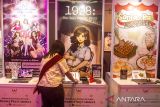 Kreator gim perempuan mencoba bermain gim di acara Indonesian Women In Game Beauty Play Connect di Kantor Agate Game, Bandung, Jawa Barat, Sabtu (5/7/2025). Kementerian Komdigi mencatat sebanyak 49 persen dari perkiraan 192,1 juta orang pelaku di Industri gim merupakan perempuan serta 21 persennya terdata sebagai developer (pengembang) gim perempuan. ANTARA FOTO/Novrian Arbi/agr