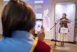 Menteri Komunikasi dan Digital (Komdigi) Meutya Hafid memberikan arahan saat acara Indonesian Women In Game Beuaty Play Connect di Kantor Agate Game, Bandung, Jawa Barat, Sabtu (5/7/2025). Menteri Komdigi menyatakan terus mendukung pertumbuhan industri dan ekosistem gim (game) yang inklusif dan teredukasi khususnya bagi pengembang (developer) dan pemain gim perempuan di Indonesia. ANTARA FOTO/Novrian Arbi/agr

