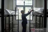 Pekerja merapikan kasur untuk kamar asrama proyek renovasi Sekolah Rakyat (SR) Tahap I di Politeknik Kesejahteraan Sosial (Poltekesos), Bandung, Jawa Barat, Sabtu (5/7/2025). Proses pengerjaan proyek renovasi Sekolah Rakyat di Poltekesos Bandung tersebut sudah mencapai 95 persen mulai dari kesiapan asrama, ruang belajar dan koneksi internet serta direncanakan launching pada 14 juli mendatang yang akan diikuti sebanyak 100 siswa. ANTARA FOTO/Novrian Arbi/agr
