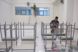 Pekerja merakit meja belajar untuk kelas proyek renovasi Sekolah Rakyat (SR) Tahap I di Politeknik Kesejahteraan Sosial (Poltekesos), Bandung, Jawa Barat, Sabtu (5/7/2025). Proses pengerjaan proyek renovasi Sekolah Rakyat di Poltekesos Bandung tersebut sudah mencapai 95 persen mulai dari kesiapan asrama, ruang belajar dan koneksi internet serta direncanakan launching pada 14 juli mendatang yang akan diikuti sebanyak 100 siswa. ANTARA FOTO/Novrian Arbi/agr