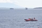 Petugas melakukan pencarian dalam operasi SAR tenggelamnya KMP Tunu Pratama Jaya di perairan Selat Bali, Jembrana, Bali, Sabtu (5/7/2025). Tim SAR gabungan memperluas area pencarian korban kapal KMP Tunu Pratama Jaya yang tenggelam di Selat Bali saat berlayar dari Pelabuhan Ketapang menuju Pelabuhan Gilimanuk hingga 141,4 nautical mile (NM) persegi di wilayah perairan dan 269,38 NM persegi untuk area pencarian udara. ANTARA FOTO/Fikri Yusuf/wsj.