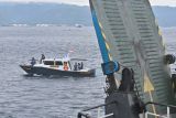 Petugas melakukan pencarian dalam operasi SAR tenggelamnya KMP Tunu Pratama Jaya di perairan Selat Bali, Jembrana, Bali, Sabtu (5/7/2025). Tim SAR gabungan memperluas area pencarian korban kapal KMP Tunu Pratama Jaya yang tenggelam di Selat Bali saat berlayar dari Pelabuhan Ketapang menuju Pelabuhan Gilimanuk hingga 141,4 nautical mile (NM) persegi di wilayah perairan dan 269,38 NM persegi untuk area pencarian udara. ANTARA FOTO/Fikri Yusuf/wsj.