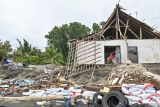 Warga berdiri di bangunan rumah rusak di kawasan Pantai Pebuahan, Jembrana, Bali, Jumat (4/7/2025).  Abrasi di kawasan tersebut mengakibatkan sejumlah bangunan rumah warga rusak dengan kondisi yang bervariasi. ANTARA FOTO/Fikri Yusuf/wsj.