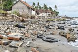 Kondisi sejumlah rumah rusak di kawasan Pantai Pebuahan, Jembrana, Bali, Jumat (4/7/2025). Abrasi di kawasan tersebut mengakibatkan sejumlah bangunan rumah warga rusak dengan kondisi yang bervariasi. ANTARA FOTO/Fikri Yusuf/wsj.
