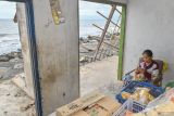 Warga membuat kerajinan di dalam bangunan rumahnya yang rusak tergerus abrasi di kawasan Pantai Pebuahan, Jembrana, Bali, Jumat (4/7/2025). Abrasi di kawasan tersebut mengakibatkan sejumlah bangunan rumah warga rusak dengan kondisi yang bervariasi. ANTARA FOTO/Fikri Yusuf/wsj.