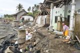 Seorang warga duduk di deretan rumah rusak di kawasan Pantai Pebuahan, Jembrana, Bali, Jumat (4/7/2025). Abrasi di kawasan tersebut mengakibatkan sejumlah bangunan rumah warga rusak dengan kondisi yang bervariasi. ANTARA FOTO/Fikri Yusuf/wsj.