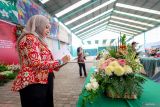 Juri menilai hasil karya rangkaian bunga meja saat Specta Flora Festival di wisata Baloga, Batu, Jawa Timur, Sabtu (5/7/2025). Agenda yang diikuti puluhan pelaku usaha kerajinan bunga hias dan penghobi dari berbagai daerah itu diinisiasi pemerintah setempat sebagai upaya meningkatkan perekonomian khususnya bagi pelaku UMKM dan petani bunga di kawasan tersebut. ANTARA Jatim/Muhammad Mada/mas.