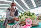 Peserta merapikan hasil karya rangkaian bunga meja miliknya saat Specta Flora Festival di wisata Baloga, Batu, Jawa Timur, Sabtu (5/7/2025). Agenda yang diikuti puluhan pelaku usaha kerajinan bunga hias dan penghobi dari berbagai daerah itu diinisiasi pemerintah setempat sebagai upaya meningkatkan perekonomian khususnya bagi pelaku UMKM dan petani bunga di kawasan tersebut. ANTARA Jatim/Muhammad Mada/mas.