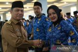 Gubernur Kalimantan Barat Ria Norsan (kiri) menyalami perwakilan Pegawai Pemerintah dengan Perjanjian Kerja (PPPK) Ayu Sartika Dewi (kanan) saat penyerahan surat keputusan pengangkatan di Pontianak, Kalimantan Barat, Selasa (1/7/2025). Sebanyak 1.220 PPPK Periode 1 Formasi Tahun 2024 hasil seleksi tahun 2024 yang terdiri dari 1.020 tenaga teknis, 190 guru dan 10 tenaga kesehatan menerima surat keputusan pengangkatan untuk bertugas secara responsif dan profesional di lingkungan Pemerintah Provinsi Kalbar. ANTARA FOTO/Jessica Wuysang