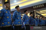 Sejumlah Pegawai Pemerintah dengan Perjanjian Kerja (PPPK) mengikuti upacara penyerahan surat keputusan pengangkatan di Kantor Gubernur Kalimantan Barat di Pontianak, Selasa (1/7/2025). Sebanyak 1.220 PPPK Periode 1 Formasi Tahun 2024 hasil seleksi tahun 2024 yang terdiri dari 1.020 tenaga teknis, 190 guru dan 10 tenaga kesehatan menerima surat keputusan pengangkatan untuk bertugas secara responsif dan profesional di lingkungan Pemerintah Provinsi Kalbar. ANTARA FOTO/Jessica Wuysang