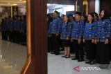 Sejumlah Pegawai Pemerintah dengan Perjanjian Kerja (PPPK) mengikuti upacara penyerahan surat keputusan pengangkatan di Kantor Gubernur Kalimantan Barat di Pontianak, Selasa (1/7/2025). Sebanyak 1.220 PPPK Periode 1 Formasi Tahun 2024 hasil seleksi tahun 2024 yang terdiri dari 1.020 tenaga teknis, 190 guru dan 10 tenaga kesehatan menerima surat keputusan pengangkatan untuk bertugas secara responsif dan profesional di lingkungan Pemerintah Provinsi Kalbar. ANTARA FOTO/Jessica Wuysang