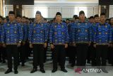 Sejumlah Pegawai Pemerintah dengan Perjanjian Kerja (PPPK) mengikuti upacara penyerahan surat keputusan pengangkatan di Kantor Gubernur Kalimantan Barat di Pontianak, Selasa (1/7/2025). Sebanyak 1.220 PPPK Periode 1 Formasi Tahun 2024 hasil seleksi tahun 2024 yang terdiri dari 1.020 tenaga teknis, 190 guru dan 10 tenaga kesehatan menerima surat keputusan pengangkatan untuk bertugas secara responsif dan profesional di lingkungan Pemerintah Provinsi Kalbar. ANTARA FOTO/Jessica Wuysang