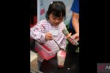 Sejumlah anak mengikuti kelas bartender untuk belajar meracik minuman dalam acara Fun Chem 2025 di Hotel Aston, Pontianak, Kalimantan Barat, Rabu (2/7/2025). Fun Chem 2025 yang diselenggarakan oleh Chemistry Insight Center (CIC) Universitas Tanjungpura bersama Hotel Aston Pontianak ini bertujuan mengisi libur sekolah anak-anak dengan kegiatan yang seru, edukatif dan sarat eksperimen. ANTARA FOTO/Jessica Wuysang
