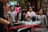 Sejumlah anak mengikuti kelas bartender untuk belajar meracik minuman dalam acara Fun Chem 2025 di Hotel Aston, Pontianak, Kalimantan Barat, Rabu (2/7/2025). Fun Chem 2025 yang diselenggarakan oleh Chemistry Insight Center (CIC) Universitas Tanjungpura bersama Hotel Aston Pontianak ini bertujuan mengisi libur sekolah anak-anak dengan kegiatan yang seru, edukatif dan sarat eksperimen. ANTARA FOTO/Jessica Wuysang