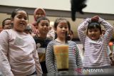 Sejumlah anak mengikuti kelas bartender untuk belajar meracik minuman dalam acara Fun Chem 2025 di Hotel Aston, Pontianak, Kalimantan Barat, Rabu (2/7/2025). Fun Chem 2025 yang diselenggarakan oleh Chemistry Insight Center (CIC) Universitas Tanjungpura bersama Hotel Aston Pontianak ini bertujuan mengisi libur sekolah anak-anak dengan kegiatan yang seru, edukatif dan sarat eksperimen. ANTARA FOTO/Jessica Wuysang