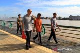 Sejumlah warga lanjut usia berolahraga jalan kaki di kawasan Waterfront City Bardan Nadi–Seng Hie, Pontianak, Kalimantan Barat, Minggu (6/7/2025). Badan Pusat Statistik mencatat jumlah penduduk Kota Pontianak pada 2024 mencapai 680.852 jiwa, dengan jumlah warga lanjut usia (lansia) berusia di atas 60 tahun sebanyak 73.063 orang, atau sekitar 13 persen dari total penduduk. ANTARA FOTO/Jessica Wuysang