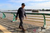 Warga lanjut usia berolahraga jalan kaki di kawasan Waterfront City Bardan Nadi–Seng Hie, Pontianak, Kalimantan Barat, Minggu (6/7/2025). Badan Pusat Statistik mencatat jumlah penduduk Kota Pontianak pada 2024 mencapai 680.852 jiwa, dengan jumlah warga lanjut usia (lansia) berusia di atas 60 tahun sebanyak 73.063 orang, atau sekitar 13 persen dari total penduduk. ANTARA FOTO/Jessica Wuysang