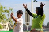 Warga lanjut usia melakukan olahraga senam di kawasan Waterfront City Bardan Nadi–Seng Hie, Pontianak, Kalimantan Barat, Minggu (6/7/2025). Badan Pusat Statistik mencatat jumlah penduduk Kota Pontianak pada 2024 mencapai 680.852 jiwa, dengan jumlah warga lanjut usia (lansia) berusia di atas 60 tahun sebanyak 73.063 orang, atau sekitar 13 persen dari total penduduk. ANTARA FOTO/Jessica Wuysang