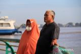 Dua warga lanjut usia bersantai di kawasan Waterfront City Bardan Nadi–Seng Hie, Pontianak, Kalimantan Barat, Minggu (6/7/2025). Badan Pusat Statistik mencatat jumlah penduduk Kota Pontianak pada 2024 mencapai 680.852 jiwa, dengan jumlah warga lanjut usia (lansia) berusia di atas 60 tahun sebanyak 73.063 orang, atau sekitar 13 persen dari total penduduk. ANTARA FOTO/Jessica Wuysang
