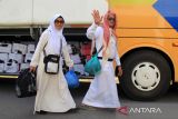 Jamaah haji dari kelompok terbang (kloter) 21 tiba di Asrama Haji Pontianak, Kalimantan Barat, Minggu (6/7/2025). Sebanyak 437 jamaah haji dan empat petugas haji asal Kabupaten Sambas dan Kubu Raya, Kalimantan Barat yang tergabung dalam kloter 21 tiba di Pontianak usai menunaikan ibadah haji di Tanah Suci Mekkah. ANTARA FOTO/Jessica Wuysang
