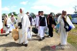 Jamaah haji dari kelompok terbang (kloter) 21 tiba di Asrama Haji Pontianak, Kalimantan Barat, Minggu (6/7/2025). Sebanyak 437 jamaah haji dan empat petugas haji asal Kabupaten Sambas dan Kubu Raya, Kalimantan Barat yang tergabung dalam kloter 21 tiba di Pontianak usai menunaikan ibadah haji di Tanah Suci Mekkah. ANTARA FOTO/Jessica Wuysang