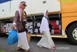 Jamaah haji dari kelompok terbang (kloter) 21 tiba di Asrama Haji Pontianak, Kalimantan Barat, Minggu (6/7/2025). Sebanyak 437 jamaah haji dan empat petugas haji asal Kabupaten Sambas dan Kubu Raya, Kalimantan Barat yang tergabung dalam kloter 21 tiba di Pontianak usai menunaikan ibadah haji di Tanah Suci Mekkah. ANTARA FOTO/Jessica Wuysang