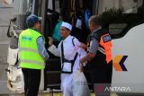 Jamaah haji dari kelompok terbang (kloter) 21 disambut petugas saat tiba di Asrama Haji Pontianak, Kalimantan Barat, Minggu (6/7/2025). Sebanyak 437 jamaah haji dan empat petugas haji asal Kabupaten Sambas dan Kubu Raya, Kalimantan Barat yang tergabung dalam kloter 21 tiba di Pontianak usai menunaikan ibadah haji di Tanah Suci Mekkah. ANTARA FOTO/Jessica Wuysang
