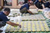 Petugas menyiapkan bubur pada tradisi Bubur Asyura di Langgar Al-Falah di kawasan Muso Salim, Samarinda, Kalimantan Timur, Minggu (6/7/2025). Tradisi bubur Asyura yang merupakan akulturasi Islam dan budaya riparian untuk memperingati 10 Muharram dengan membagikan sekitar 3.000 porsi bubur kepada warga sekitar sebagai wujud rasa syukur kepada Tuhan atas limpahan rezeki dan kesehatan. Antara Kaltim/M Risyal Hidayat