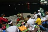 Kerabat korban tenggelamnya KMP Tunu Pratama Jaya sembahyang di Dermaga Pelabuhan Ketapang, Banyuwangi, Jawa Timur, Sabtu (5/7/2025). Sembahyang tersebut untuk mendoakan agar para korban segera diketemukan. ANTARA Jatim/Budi Candra Setya/mas.