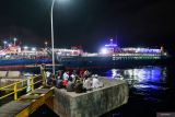 Kerabat korban tenggelamnya KMP Tunu Pratama Jaya sembahyang di Dermaga Pelabuhan Ketapang, Banyuwangi, Jawa Timur, Sabtu (5/7/2025). Sembahyang tersebut untuk mendoakan agar para korban segera diketemukan. ANTARA Jatim/Budi Candra Setya/mas.