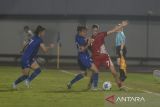Pesepak bola Timnas Putri Indonesia Felicia Vitoria De Zeeuw (kanan) berusaha melewati hadangan pesepak bola Timnas Putri Taiwan Huang Ke Sin (tengah) saat pertandingan kualifikasi Piala Asia Wanita 2026 Grup D di Stadion Indomilk Arena, Kabupaten Tangerang, Banten,Â Sabtu (5/7/2025). ANTARA FOTO/Putra M. Akbar/gp
