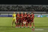 Pesepak bola Timnas Putri berfoto bersama sebelum pertandingan kualifikasi Piala Asia Wanita 2026 Grup D di Stadion Indomilk Arena, Kabupaten Tangerang, Banten,Â Sabtu (5/7/2025). ANTARA FOTO/Putra M. Akbar/gp