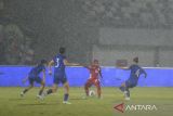 Pesepak bola Timnas Putri Indonesia Rosdilah Siti (kedua kanan) berusaha melewati hadangan pesepak bola Timnas Putri Taiwan Tseng Yun Ya (kanan) dan Su Sin Yun (kedua kiri) saat pertandingan kualifikasi Piala Asia Wanita 2026 Grup D di Stadion Indomilk Arena, Kabupaten Tangerang, Banten,Â Sabtu (5/7/2025). ANTARA FOTO/Putra M. Akbar/gp