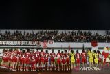 Pesepak bola Timnas Putri Indonesia menyapa suporter usai pertandingan melawan Timnas Putri Taiwan saat pertandingan kualifikasi Piala Asia Wanita 2026 Grup D di Stadion Indomilk Arena, Kabupaten Tangerang, Banten,Â Sabtu (5/7/2025). Timnas Putri Indonesia kalah atas Timnas Putri Taiwan dengan skor akhir 1-2. ANTARA FOTO/Putra M. Akbar/gp