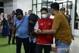 Dua terdakwa kasus pabrik produksi narkotika Reni Maria Anggraeni (kedua kiri) dan Jafar (ketiga kiri) berjalan menuju mobil tahanan di Pengadilan Negeri Serang, Kota Serang, Banten, Jumat (4/7/2025). Majelis Hakim memvonis delapan terdakwa kasus pabrik narkotika di wilayah Kota Serang yaitu Reni Maria Anggraeni dan Andrei pidana penjara 17 tahun dan denda Rp10 miliar subsider 2 tahun kurungan, Muhamad Lutfi pidana penjara 20 tahun dan denda Rp10 miliar subsider 2 tahun kurungan, Jafar dan Abdul Wahid dijatuhi pidana penjara seumur hidup dan denda Rp10 miliar, sementara terdakwa Hapas, Acu, dan Burhanudin divonis 20 tahun penjara dan denda Rp10 miliar subsider 2 tahun kurungan karena terbukti memproduksi dan mengedarkan narkotika jenis pil PCC. ANTARA FOTO/Muhammad Bagus Khoirunas/gp