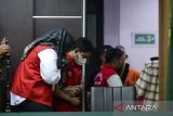  Dua terdakwa kasus pabrik produksi narkotika Reni Maria Anggraeni (kiri) dan Jafar (kanan) berjalan usai mengikuti sidang dengan agenda pembacaan putusan (vonis) di Pengadilan Negeri Serang, Kota Serang, Banten, Jumat (4/7/2025). Majelis Hakim memvonis delapan terdakwa kasus pabrik narkotika di wilayah Kota Serang yaitu Reni Maria Anggraeni dan Andrei pidana penjara 17 tahun dan denda Rp10 miliar subsider 2 tahun kurungan, Muhamad Lutfi pidana penjara 20 tahun dan denda Rp10 miliar subsider 2 tahun kurungan, Jafar dan Abdul Wahid dijatuhi pidana penjara seumur hidup dan denda Rp10 miliar, sementara terdakwa Hapas, Acu, dan Burhanudin divonis 20 tahun penjara dan denda Rp10 miliar subsider 2 tahun kurungan karena terbukti memproduksi dan mengedarkan narkotika jenis pil PCC. ANTARA FOTO/Muhammad Bagus Khoirunas/gp
