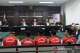 Sidang putusan kasus pabrik narkotika di Serang. Delapan terdakwa kasus pabrik produksi narkotika menjalani sidang dengan agenda pembacaan putusan (vonis) di Pengadilan Negeri Serang, Kota Serang, Banten, Jumat (4/7/2025). Majelis Hakim memvonis delapan terdakwa kasus pabrik narkotika di wilayah Kota Serang yaitu Reni Maria Anggraeni dan Andrei pidana penjara 17 tahun dan denda Rp10 miliar subsider 2 tahun kurungan, Muhamad Lutfi pidana penjara 20 tahun dan denda Rp10 miliar subsider 2 tahun kurungan, Jafar dan Abdul Wahid dijatuhi pidana penjara seumur hidup dan denda Rp10 miliar, sementara terdakwa Hapas, Acu, dan Burhanudin divonis 20 tahun penjara dan denda Rp10 miliar subsider 2 tahun kurungan karena terbukti memproduksi dan mengedarkan narkotika jenis pil PCC. ANTARA FOTO/Muhammad Bagus Khoirunas/ANTARA FOTO/Muhammad Bagus Khoirunas (ANTARA FOTO/Muhammad Bagus Khoirunas)