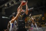 Pebasket Dewa United Banten Joshua Bryan Ibarra (tengah) berebut bola dengan pebasket Hangtuah Jakarta Devin Lamonte Davis (kanan) dan Govinda Julian Saputra (kiri) pada pertandingan babak playoff Indonesia Basketball League (IBL) 2025 di Dewa United Arena, Kabupaten Tangerang, Banten, Sabtu (5/7/2025). Dewa United Banten kalah atas Hangtuah Jakarta dengan skor 76-77. ANTARA FOTO/Galih Pradipta
